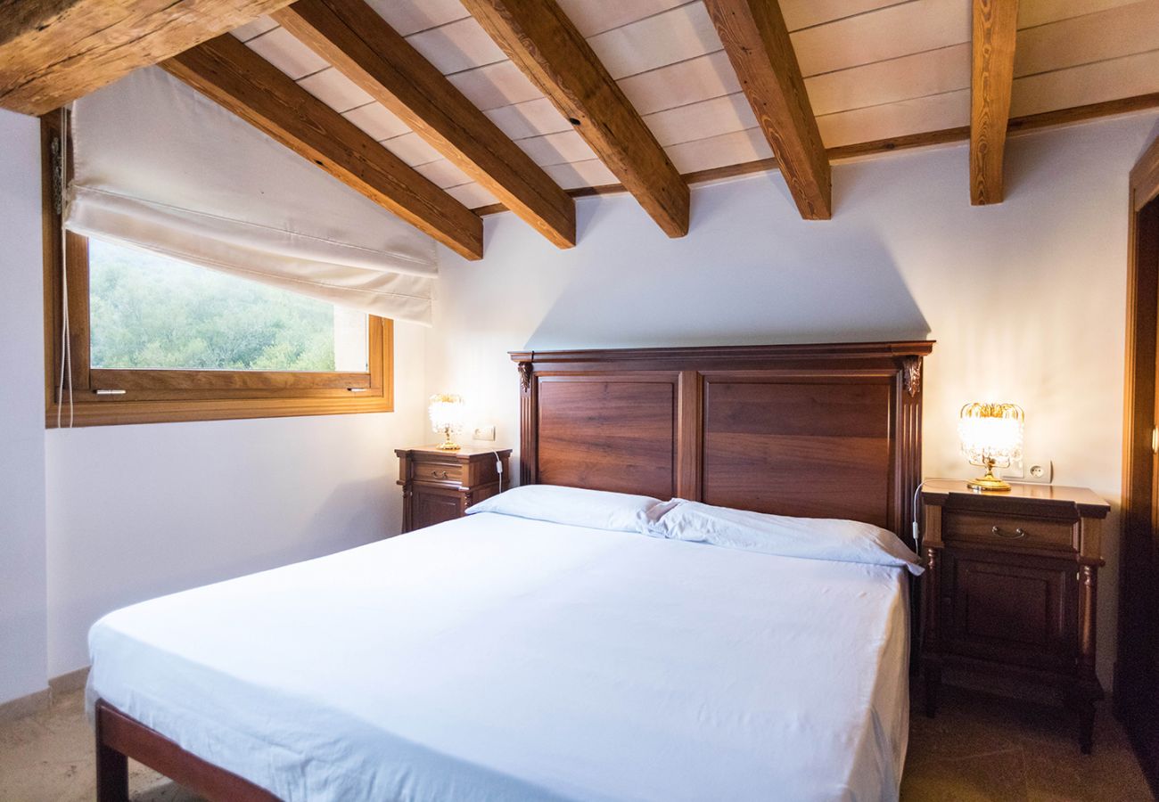 Schlafzimmer mit Doppelbett der Finca Can Fusta bei Petra