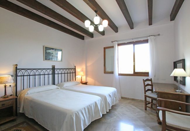 Schlafzimmer mit 2 Einzelbetten der Finca El Palmeral in Petra 
