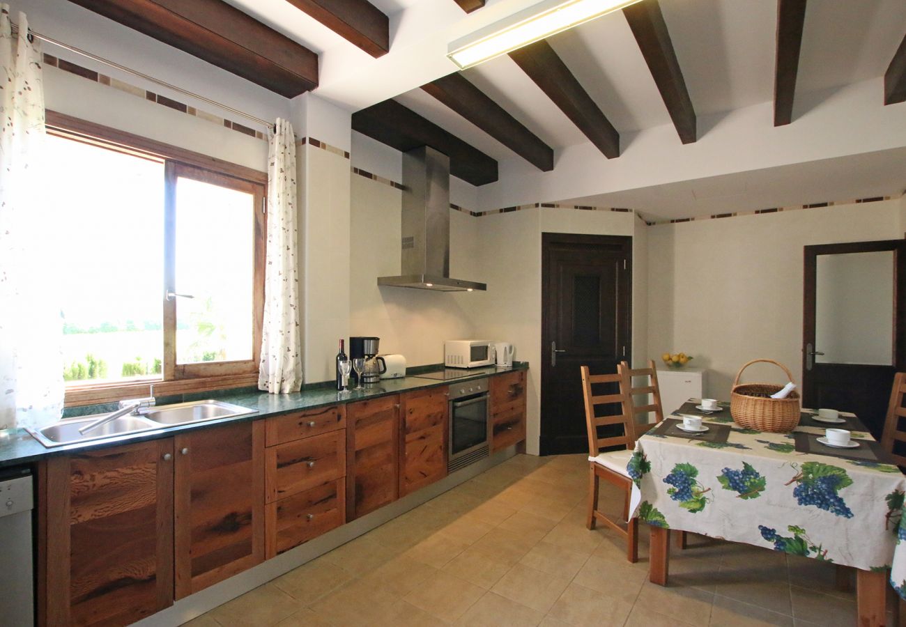 Küche und Esstisch der Finca El Palmeral in Petra 