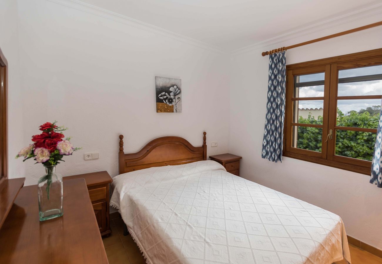 Schlafzimmer mit Doppelbett der Finca Golf I in Pollensa 