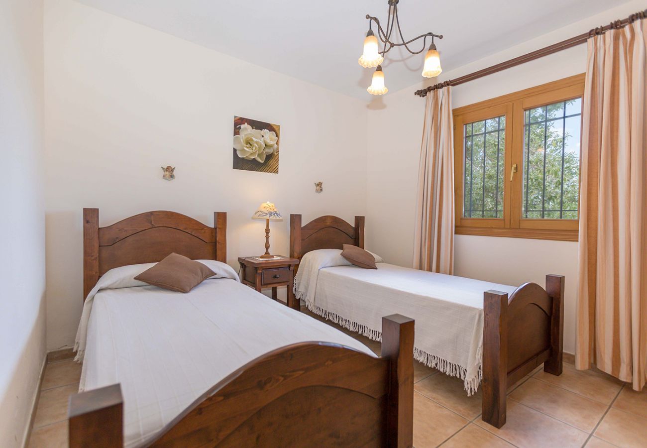 Schlafzimmer mit zwei Einzelbetten der Finca Mariposa bei Muro