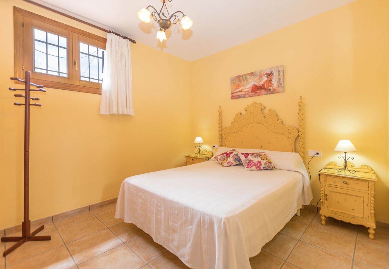 Schlafzimmer mit Doppelbett der Finca Mariposa bei Muro