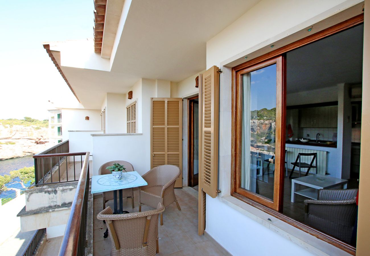 Balkon mit Tisch des Cala Figuera Apartments 1B bei Cala Figuera