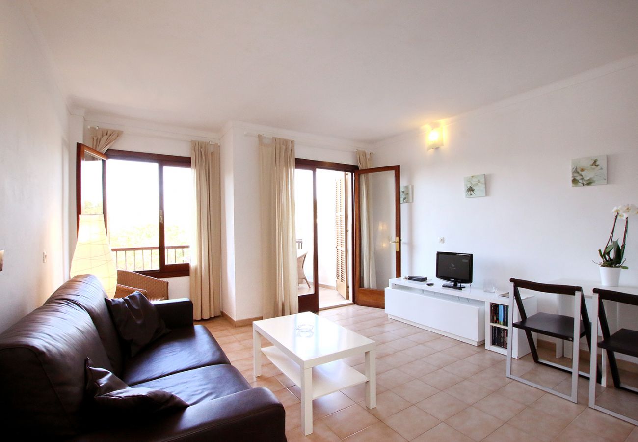 Wohnzimmer mit Sofa und TV des Cala Figuera Apartments 1B bei Cala Figuera