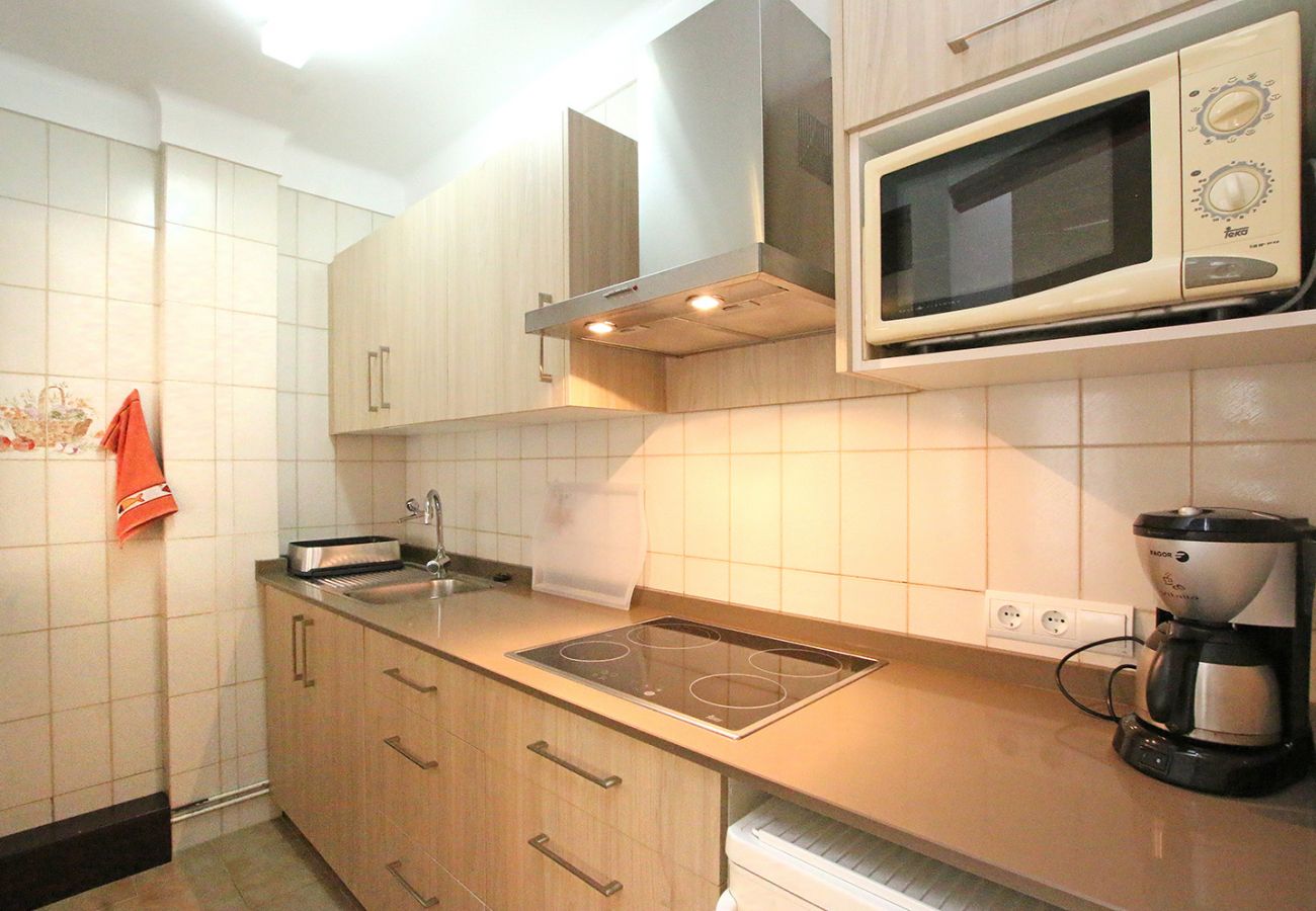 Küche mit Mikrowelle des Cala Figuera Apartments 1B bei Cala Figuera