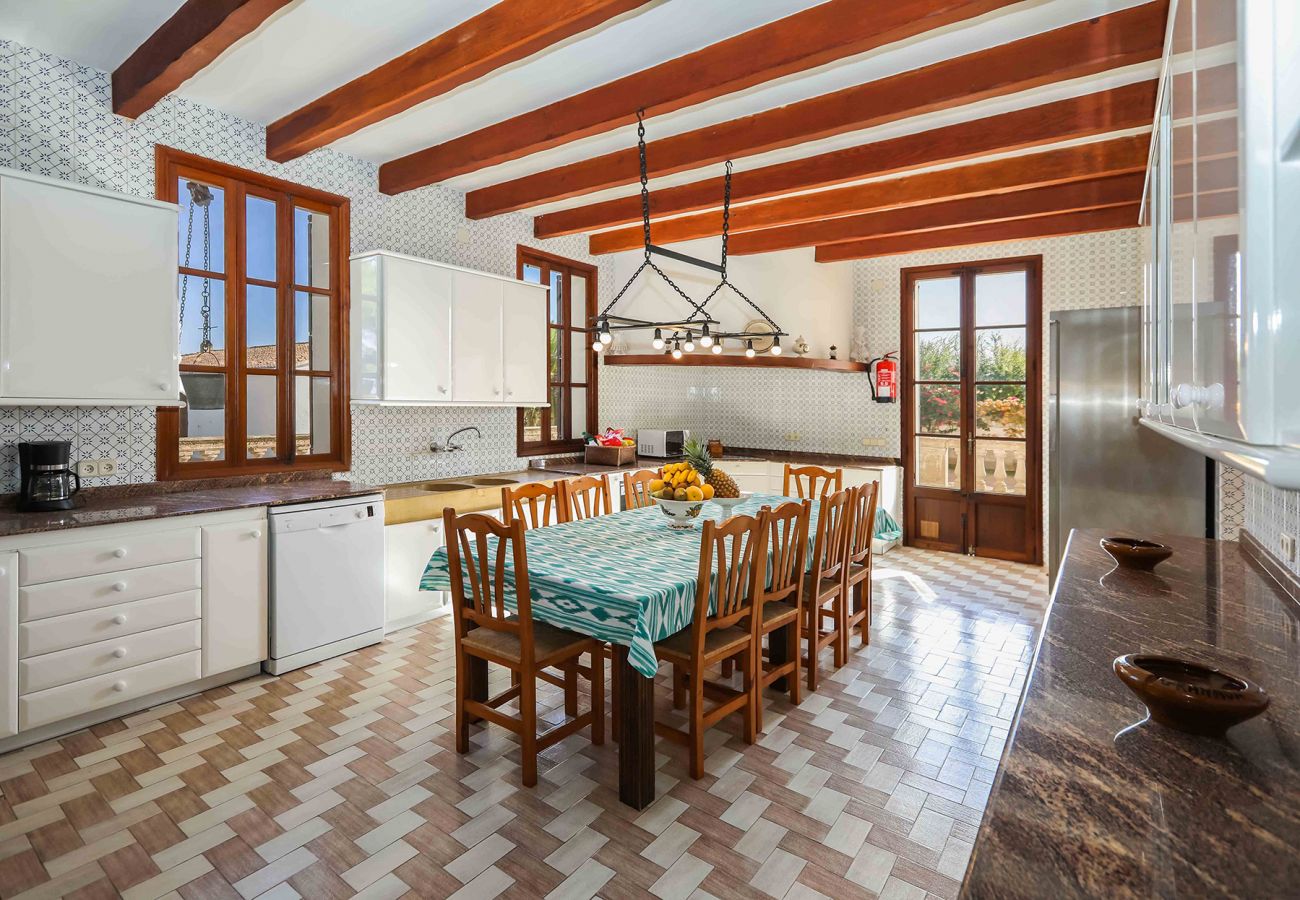 Küche und Esstisch der Finca Son Granada in Palma 