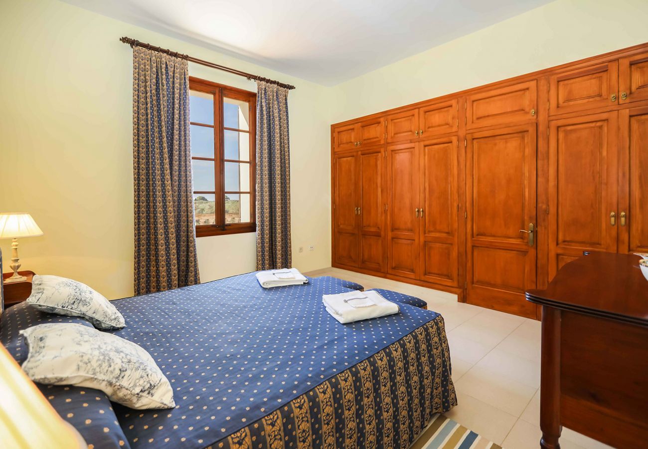 Schlafzimmer mit Doppelbett der Finca Son Granada in Palma 