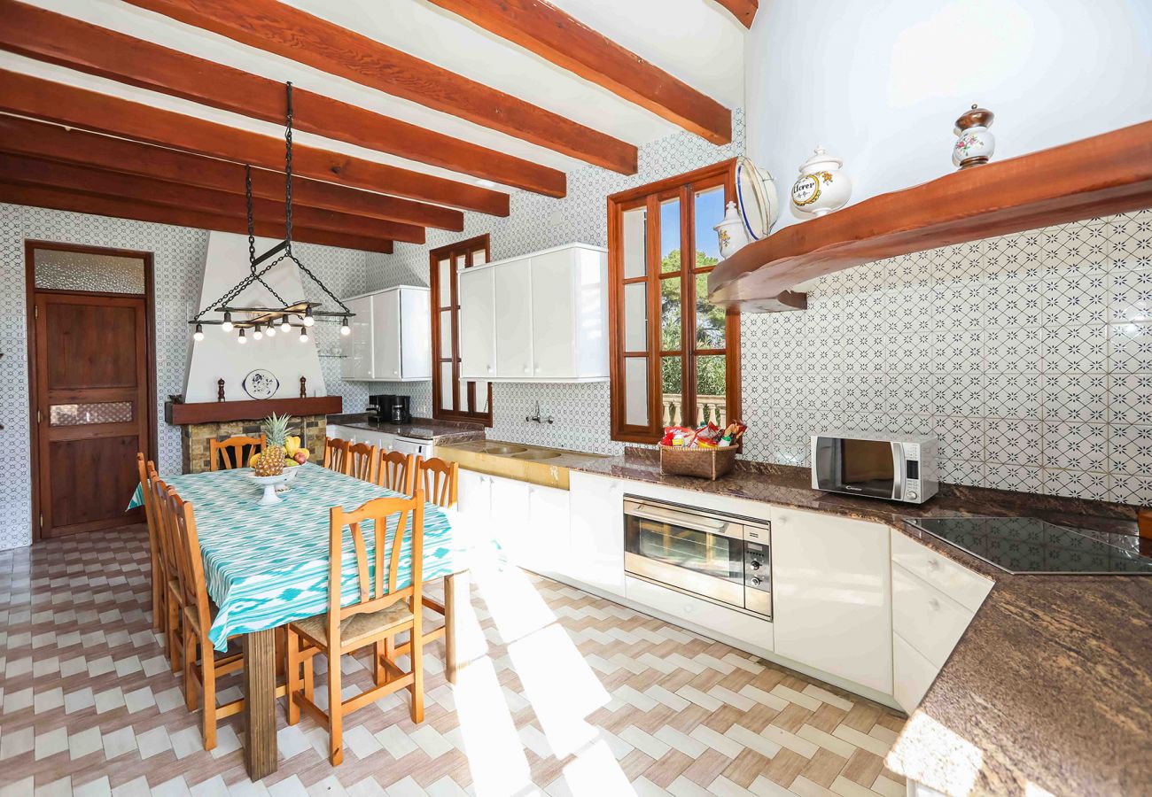 Küche und Esstisch der Finca Son Granada in Palma 