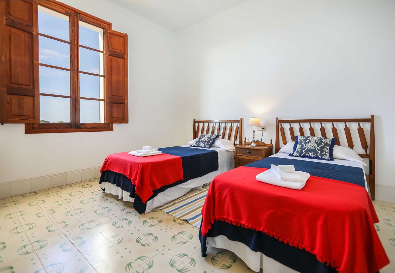 Schlafzimmer mit zwei Einzelbetten der Finca Son Granada in Palma 