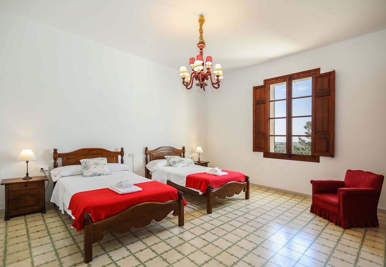 Schlafzimmer mit zwei Einzelbetten der Finca Son Granada in Palma 