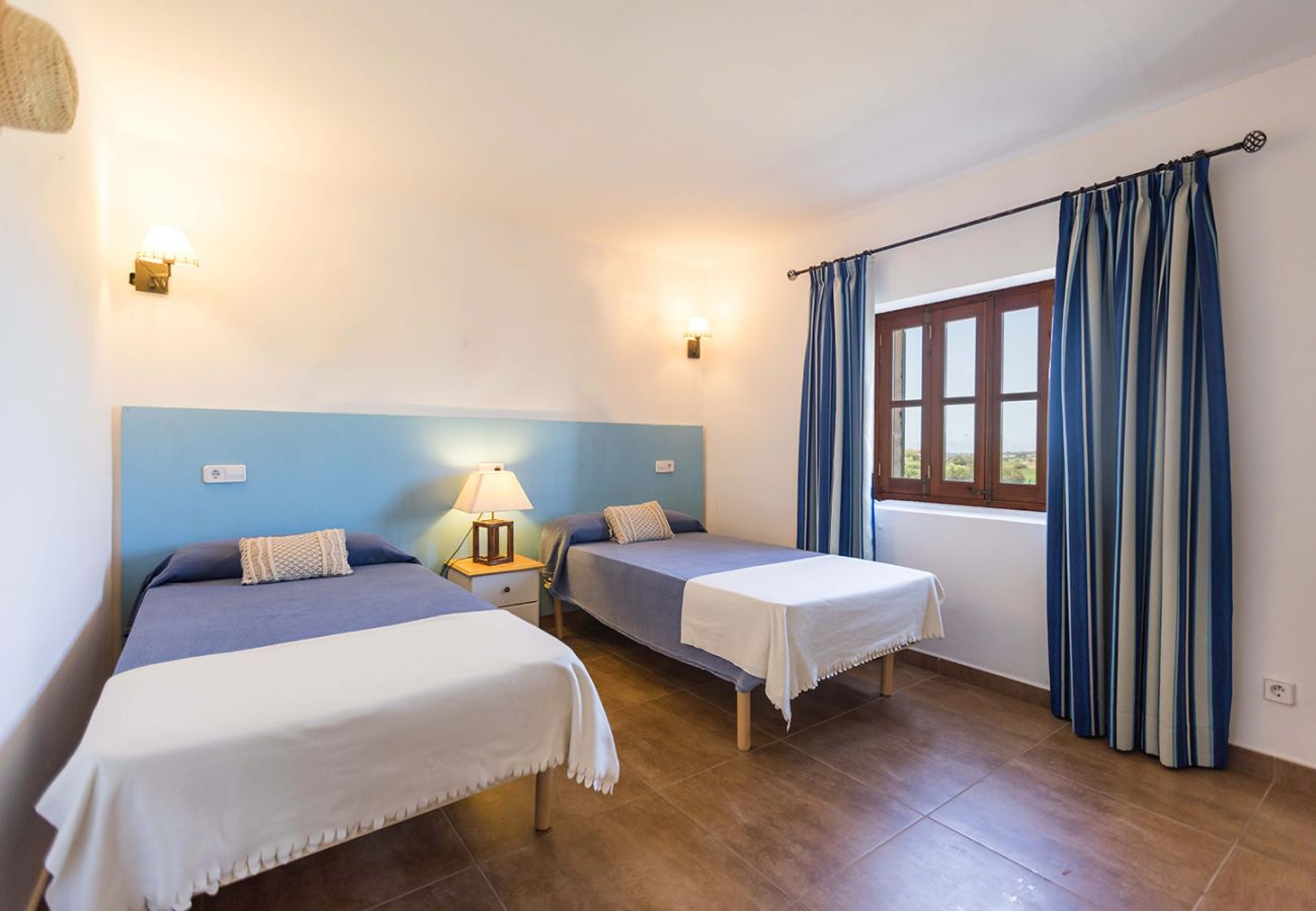 Schlafzimmer mit 2 Einzelbetten der Finca Relax bei Manacor