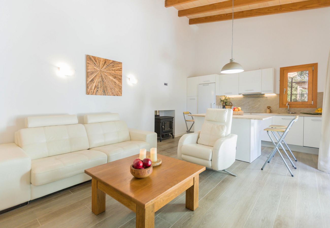Wohnzimmer und Couch der Finca Torrent in Canyamel 
