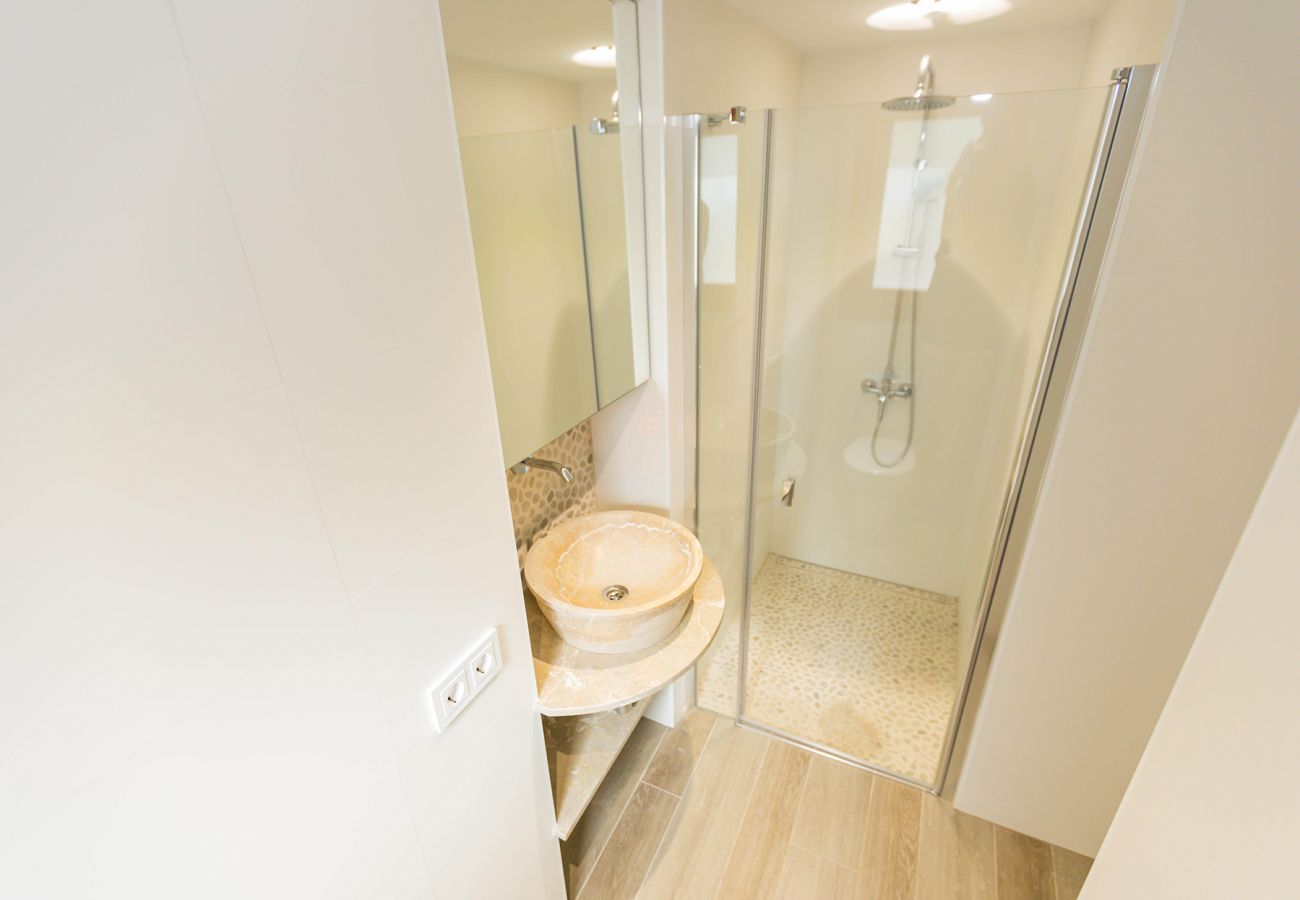 Bad en Suite mit Dusche der Finca Torrent in Canyamel 