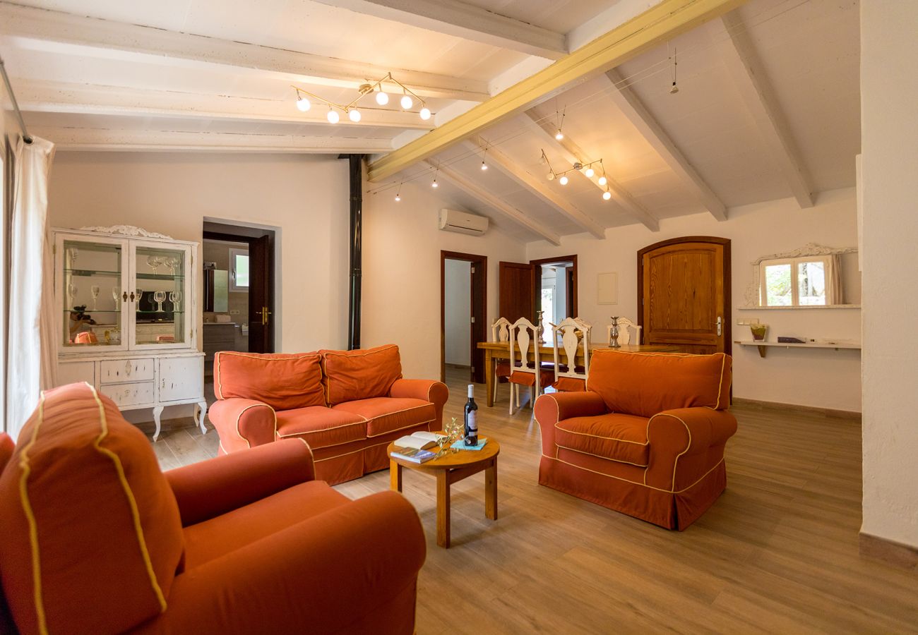 Geräumiges und stilvolles Wohnzimmer der Finca Binibona Petit bei Moscari 