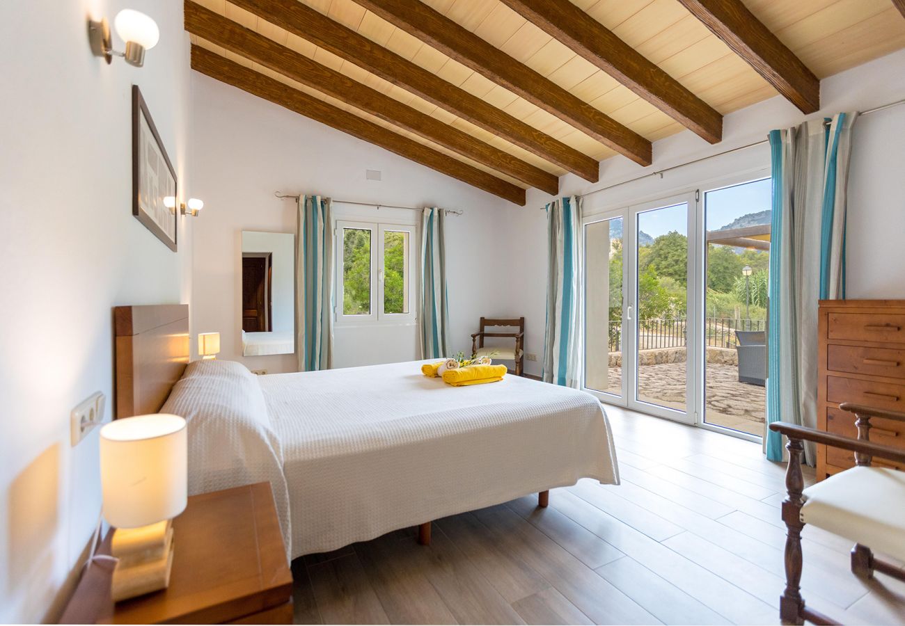 Schlafzimmer mit Doppelbett und schönem Ausblick der Finca Binibona Petit bei Moscari 