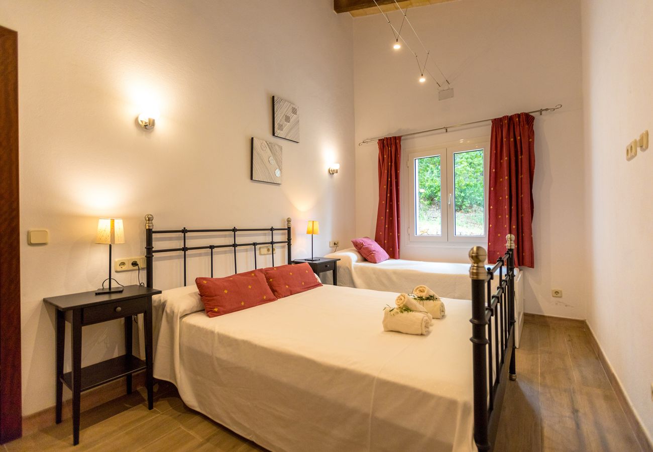 Gemütliches Schlafzimmer mit Doppelbett der Finca Binibona Petit bei Moscari 