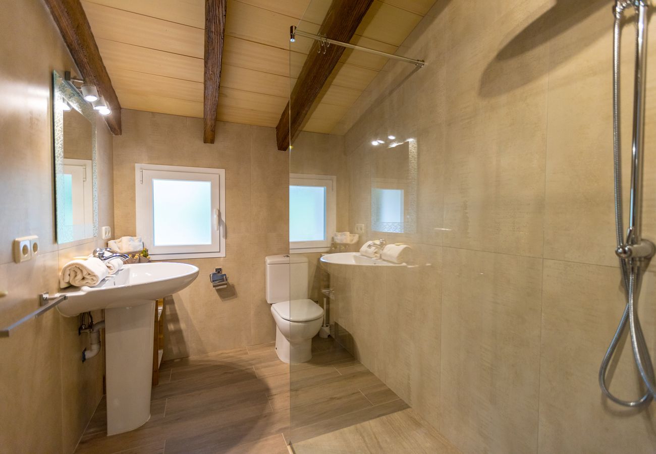 Schönes Badezimmer mit Dusche in der Finca Binibona Petit bei Moscari 