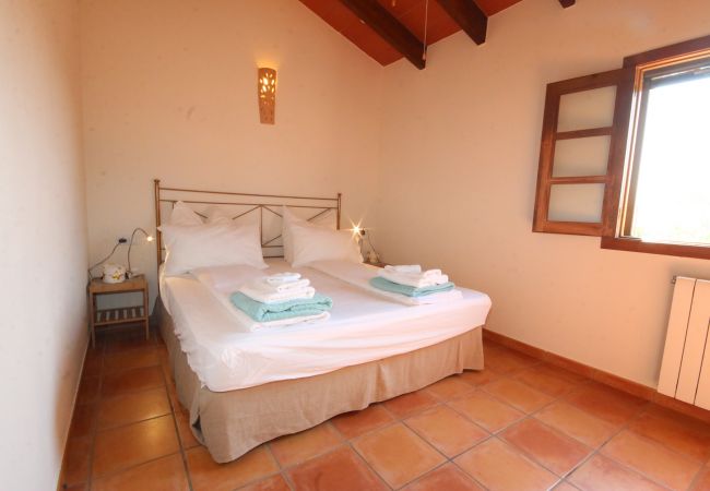 Schlafzimmer mit Doppelbett der Finca Can Llop in Campos