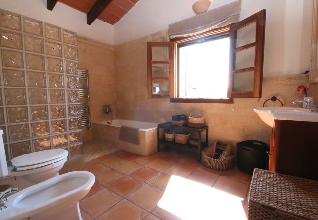 Bad en Suite mit Dusche und Wanne der Finca Can Llop in Campos