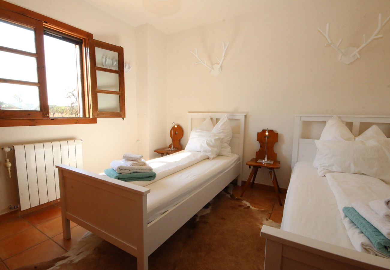 Schlafzimmer mit zwei Einzelbetten der Finca Can Llop in Campos