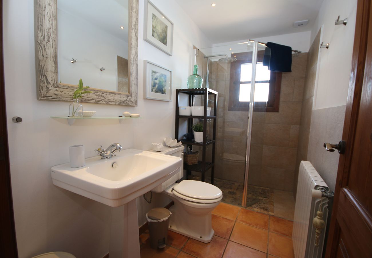Kleines Badezimmer mit Dusche der Finca Can Llop in Campos