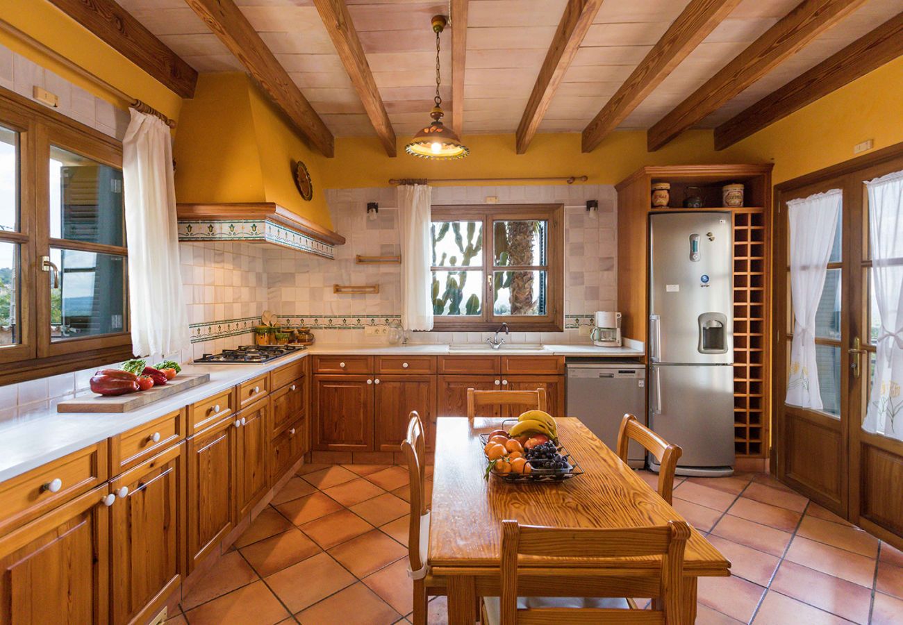 Rustikale Küche mit Esstisch der Finca Can Cirer bei Alaro