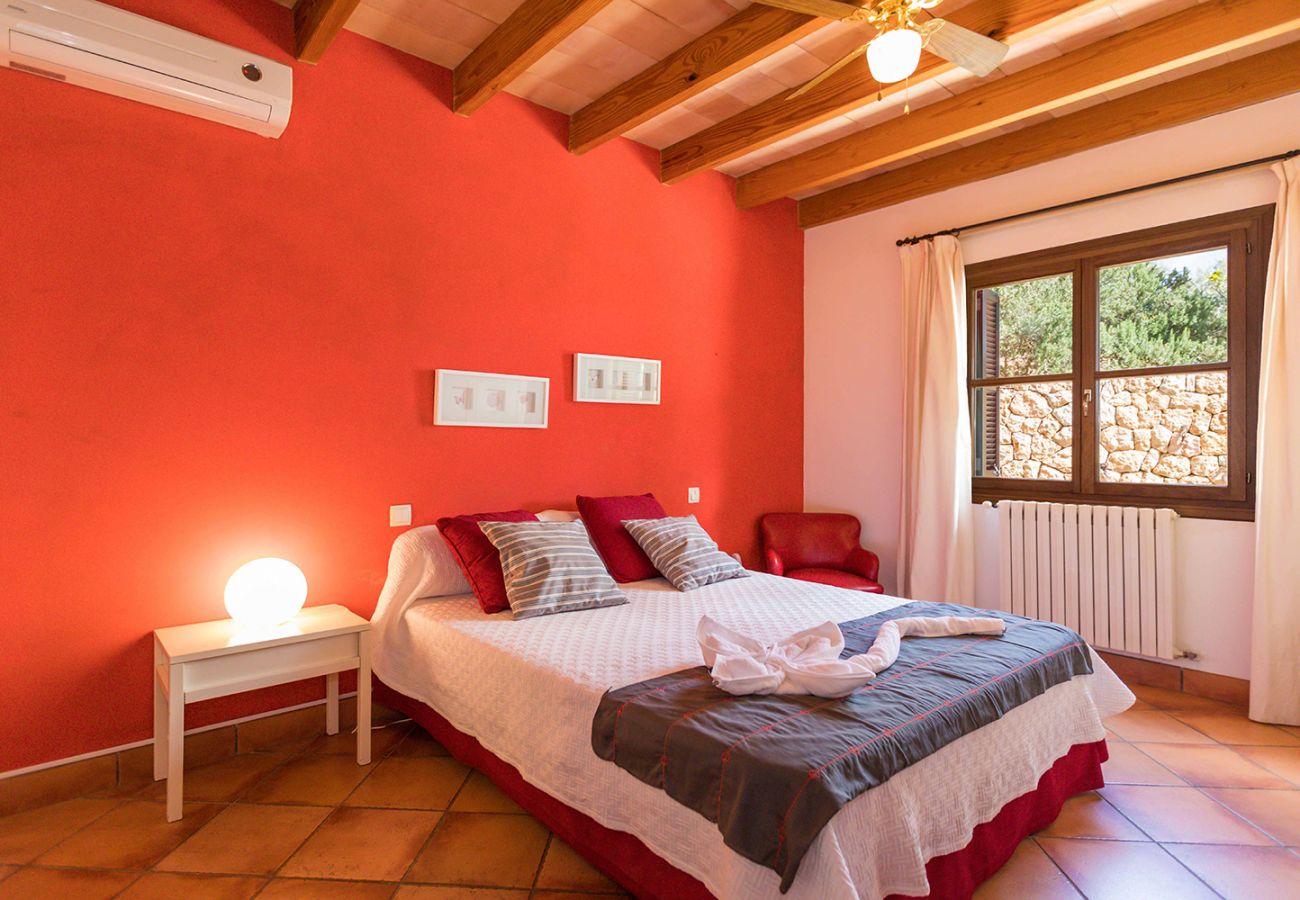 Schlafzimmer mit Doppelbett der Finca Can Cirer bei Alaro