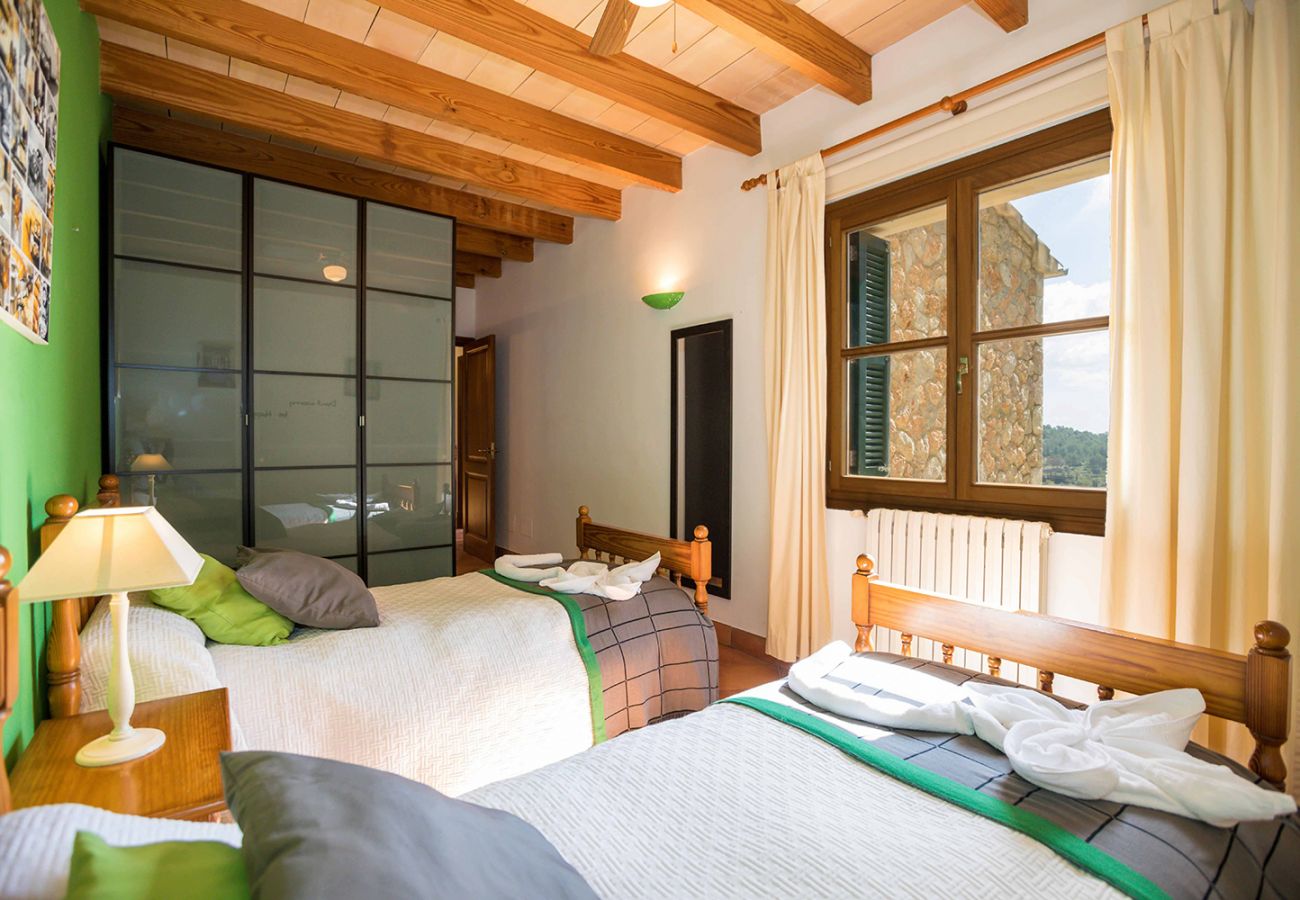 Schlafzimmer mit zwei Einzelbetten der Finca Can Cirer bei Alaro