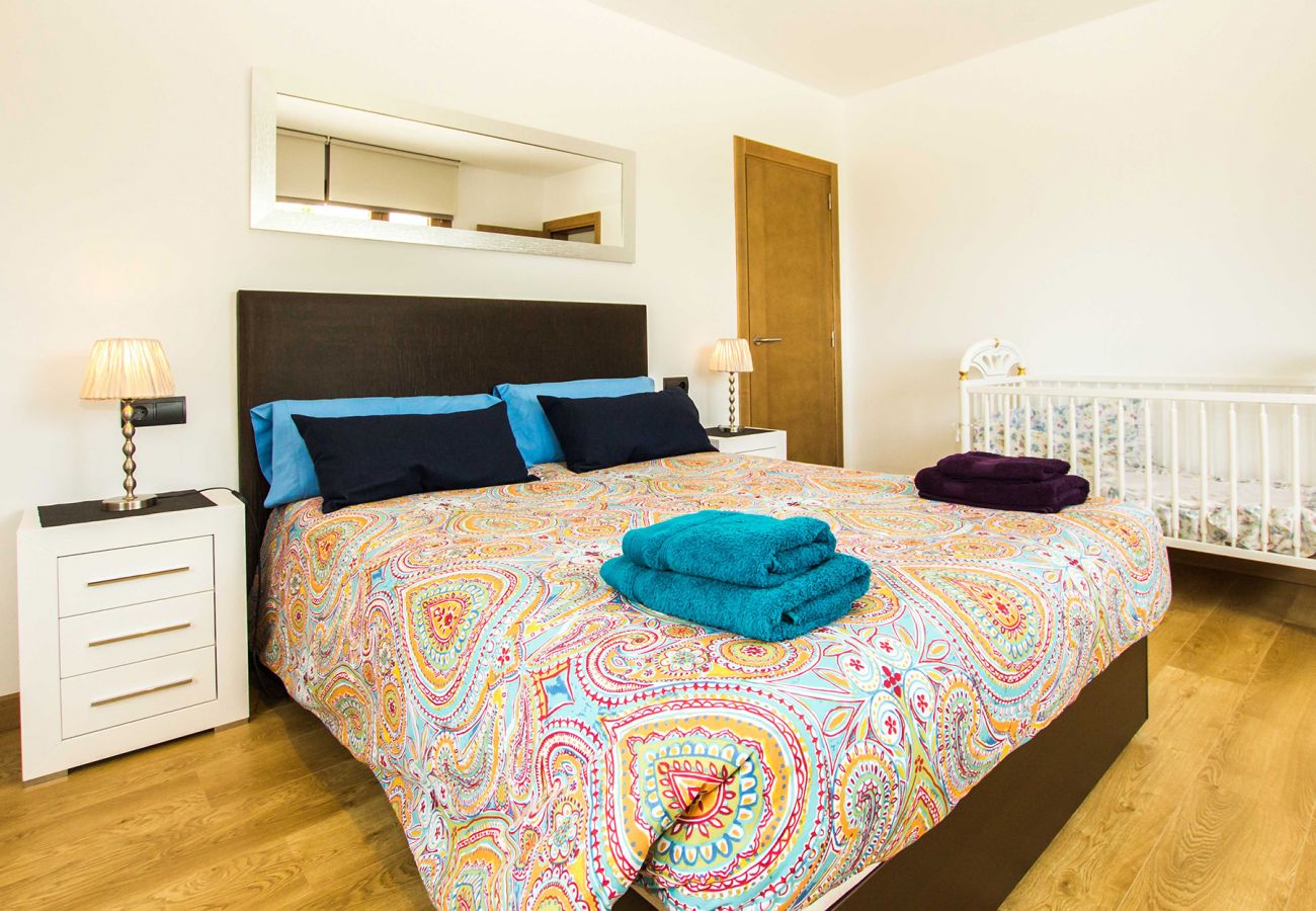 Schlafzimmer mit Doppelbett der Finca Cielo in Muro