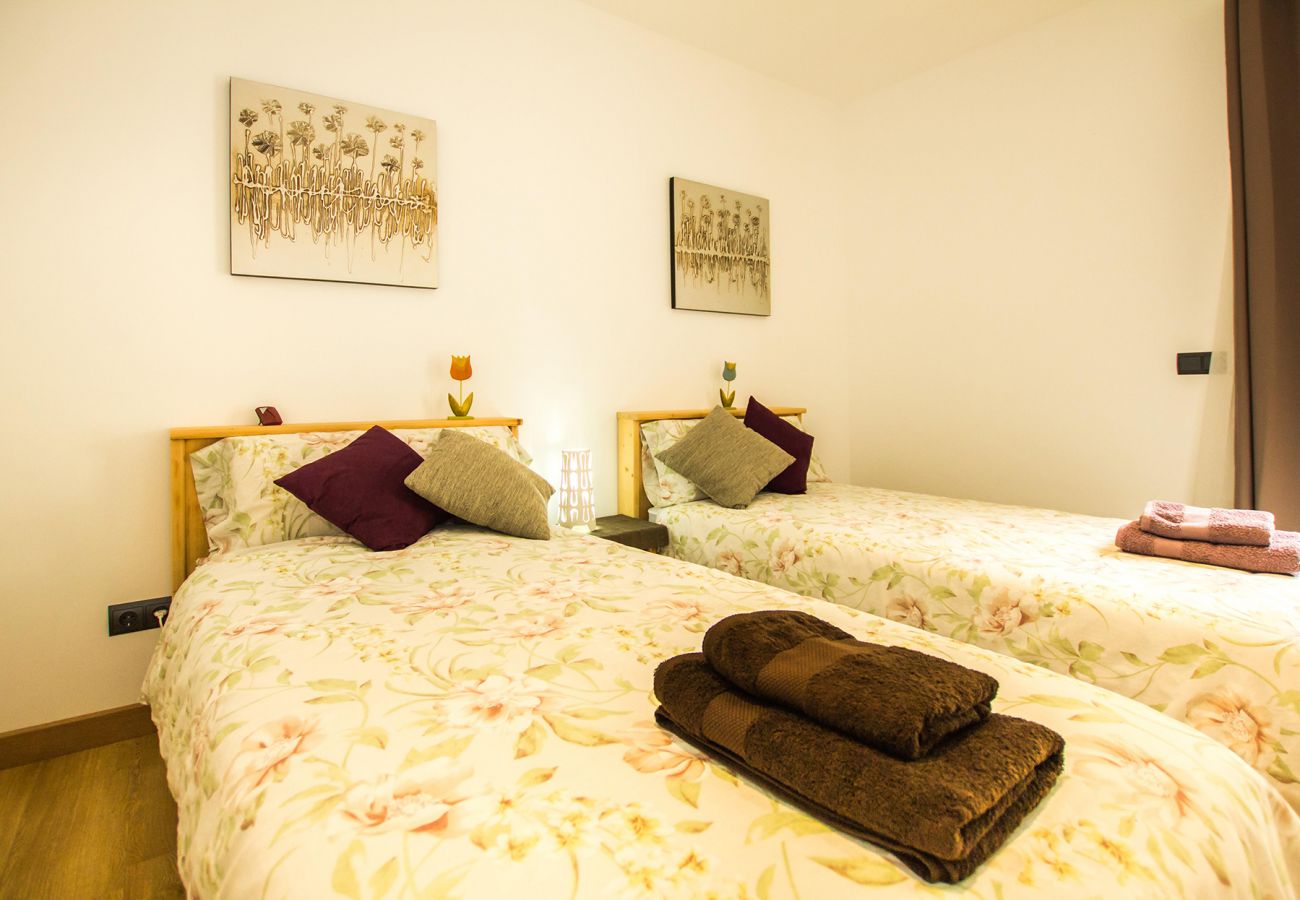 Schlafzimmer mit zwei Einzelbetten der Finca Cielo in Muro