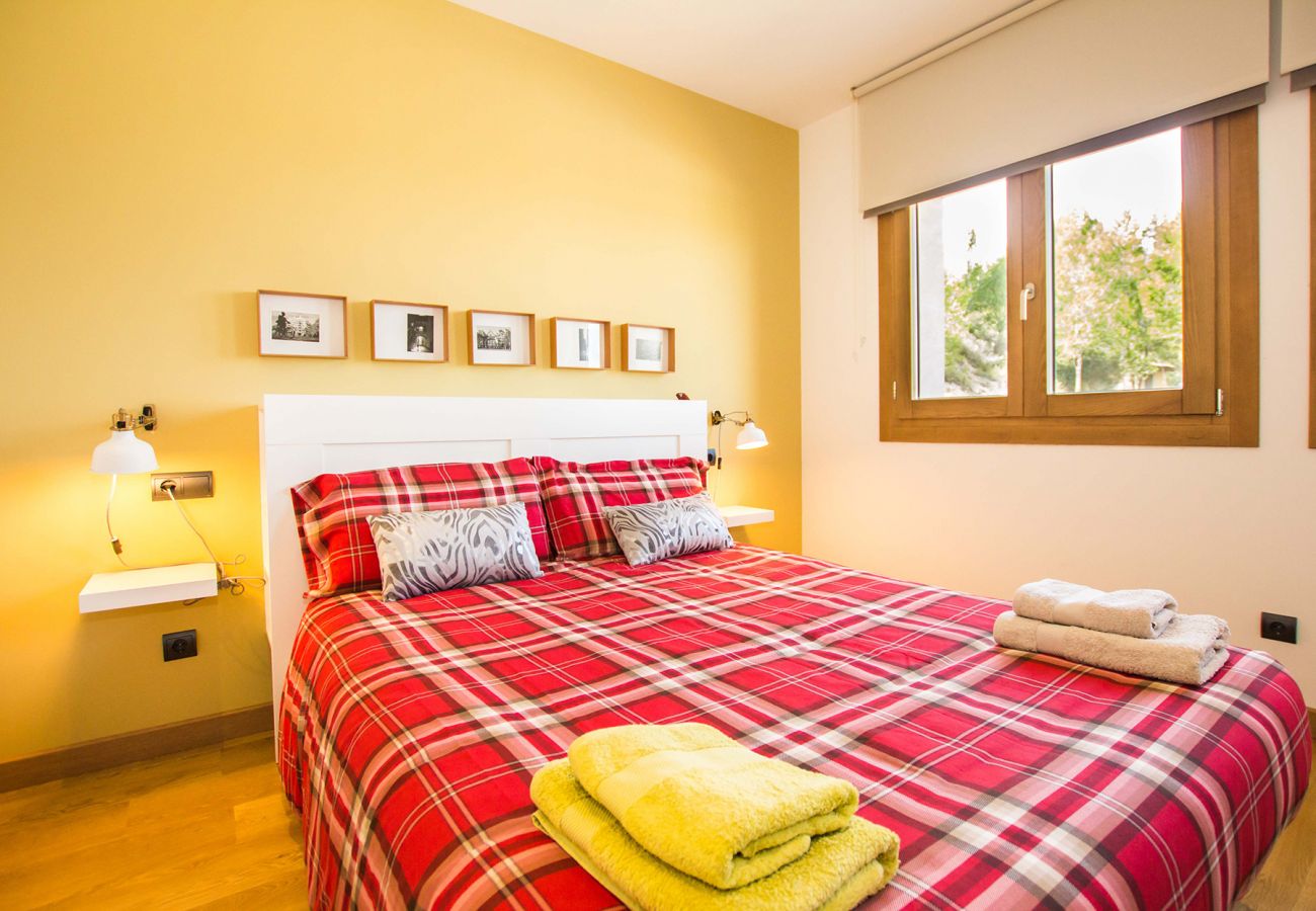 Schlafzimmer mit Doppelbett der Finca Cielo in Muro