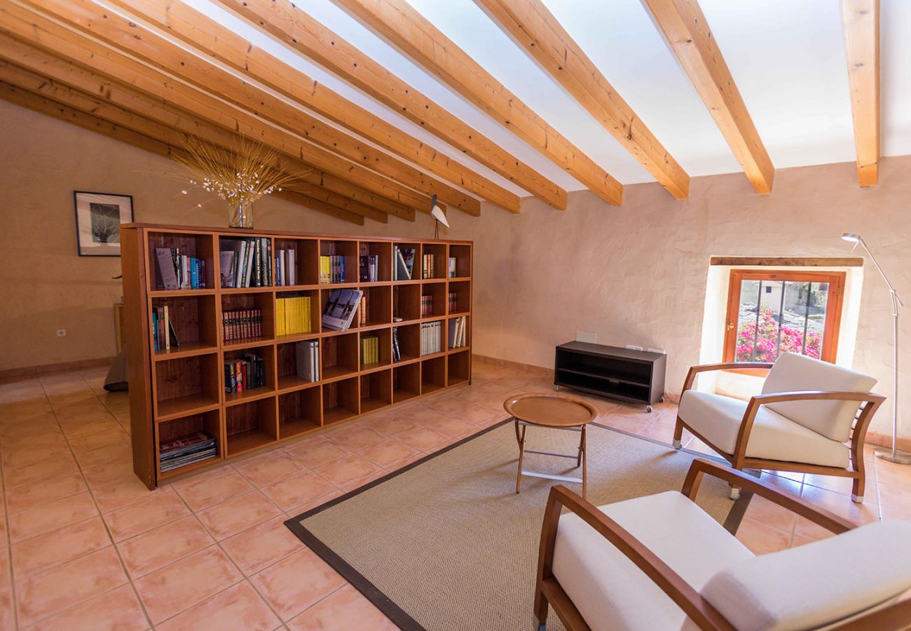 Wohnzimmer mit kleiner Bibliothek der Finca Tomeu Buger bei Buger