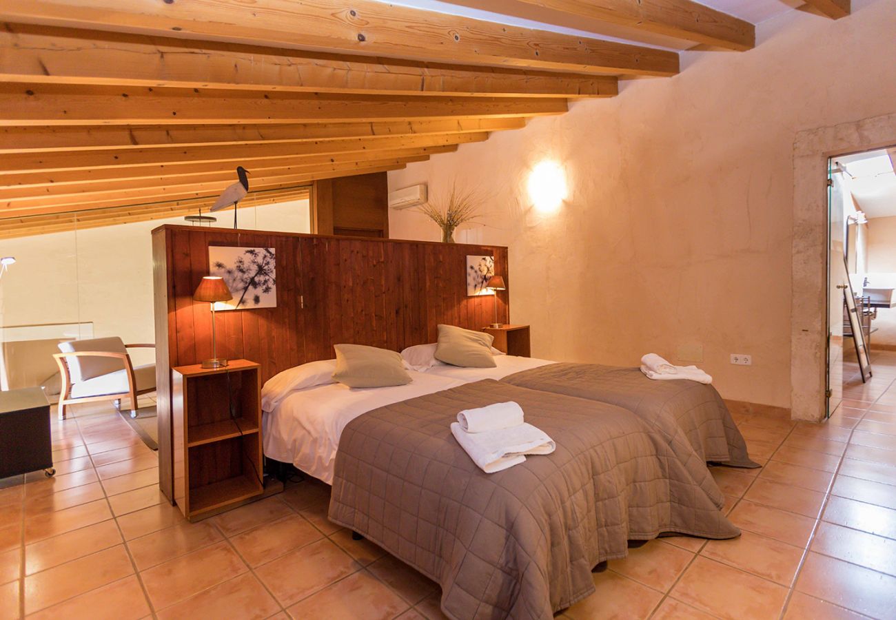 Schlafzimmer mit zwei Einzelbetten der Finca Tomeu Buger bei Buger