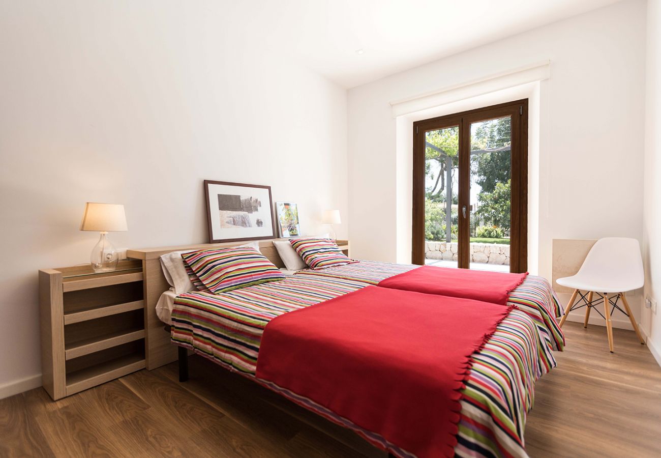 Schlafzimmer mit zwei Einzelbetten der Finca Sant Llorenc bei Sant Llorenc Des Cardassar