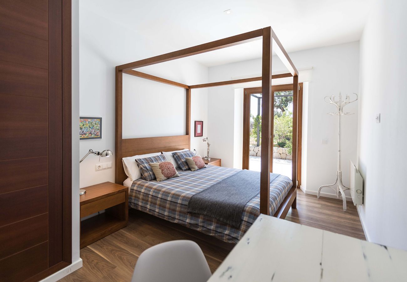 Schlafzimmer mit Doppelbett der Finca Sant Llorenc bei Sant Llorenc Des Cardassar