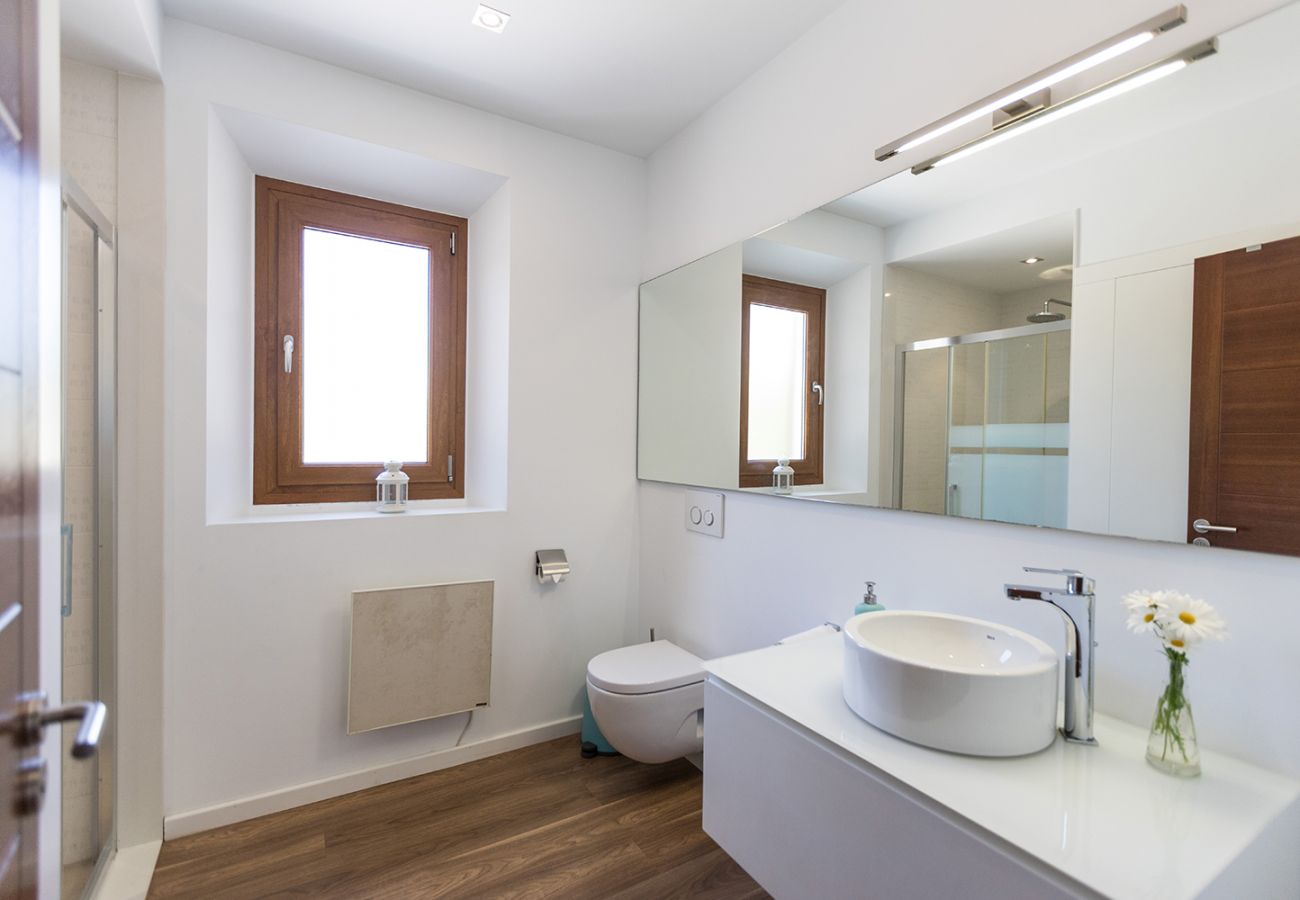 Modernes Badezimmer mit Dusche der Finca Sant Llorenc bei Sant Llorenc Des Cardassar