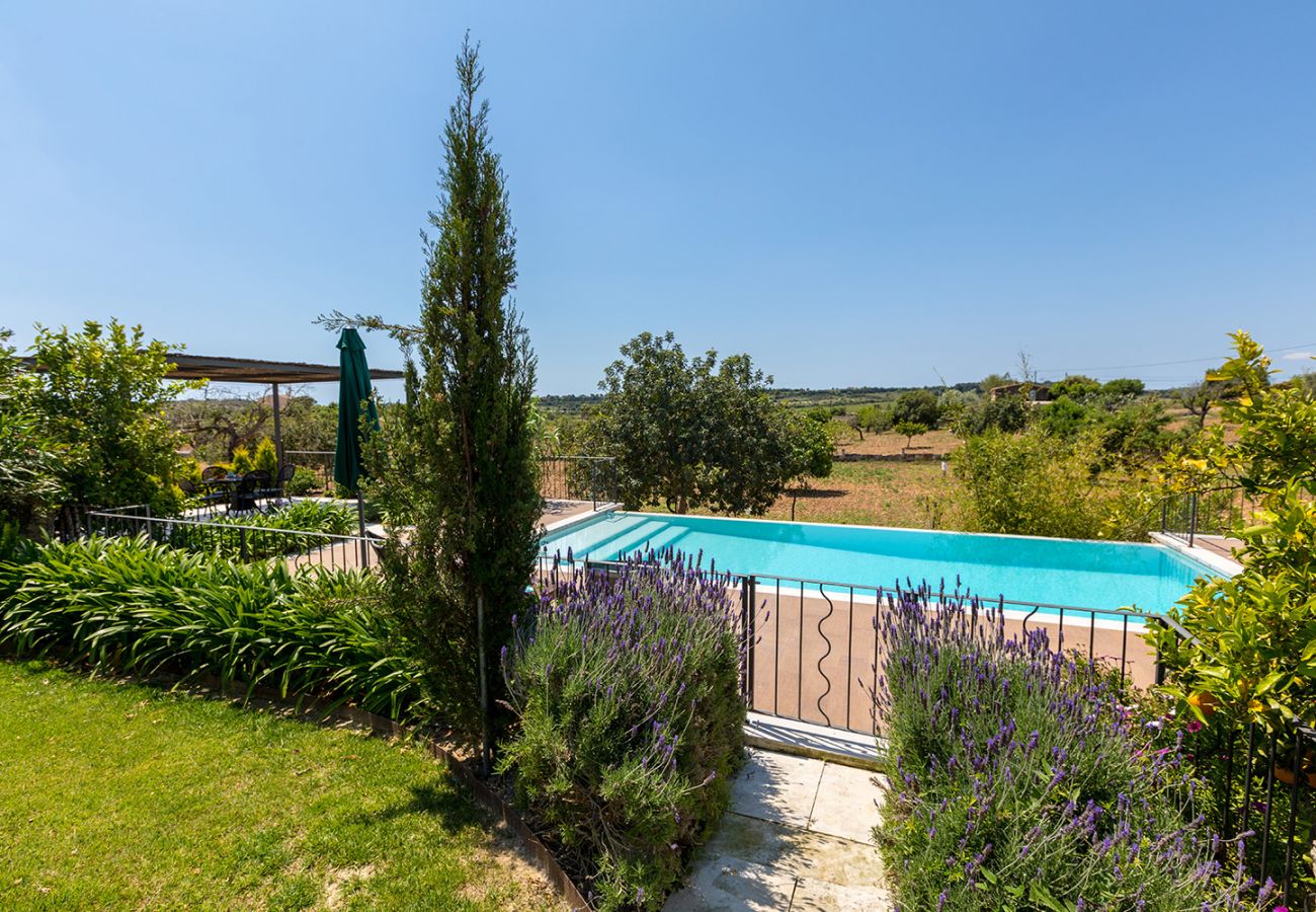 Pool, Garten und Panorama der Finca Sant Llorenc bei Sant Llorenc Des Cardassar