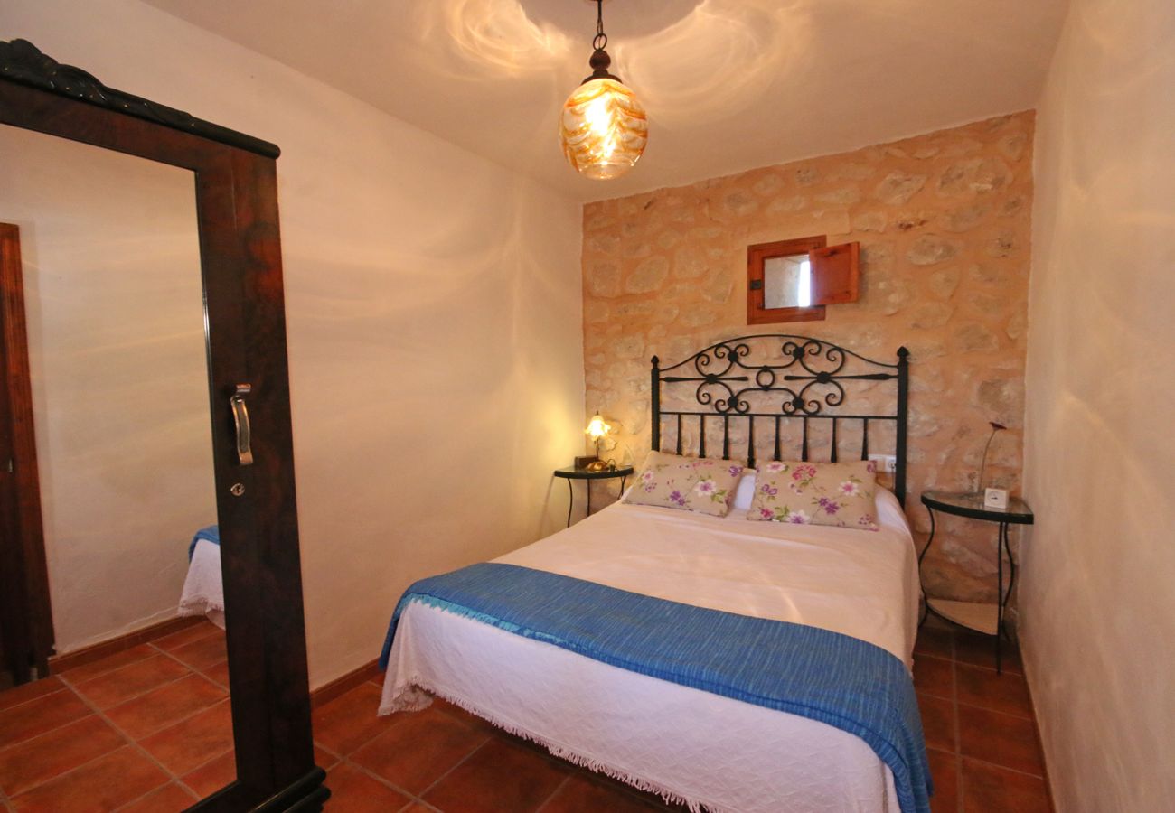 Schlafzimmer mit Doppelbett der Finca Ses Terrasses in Porreres