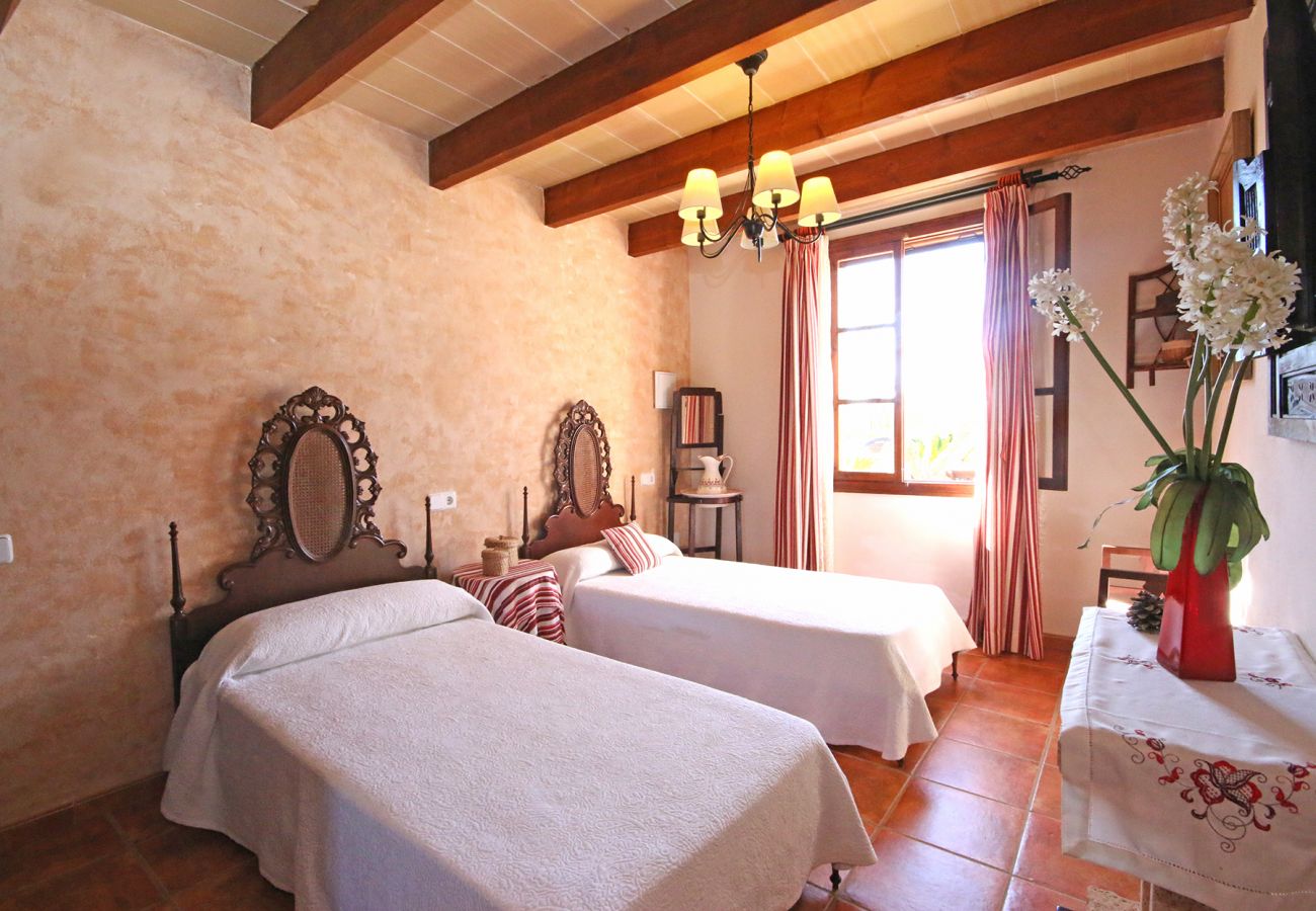 Schlafzimmer mit zwei Einzelbetten der Finca Ses Terrasses in Porreres