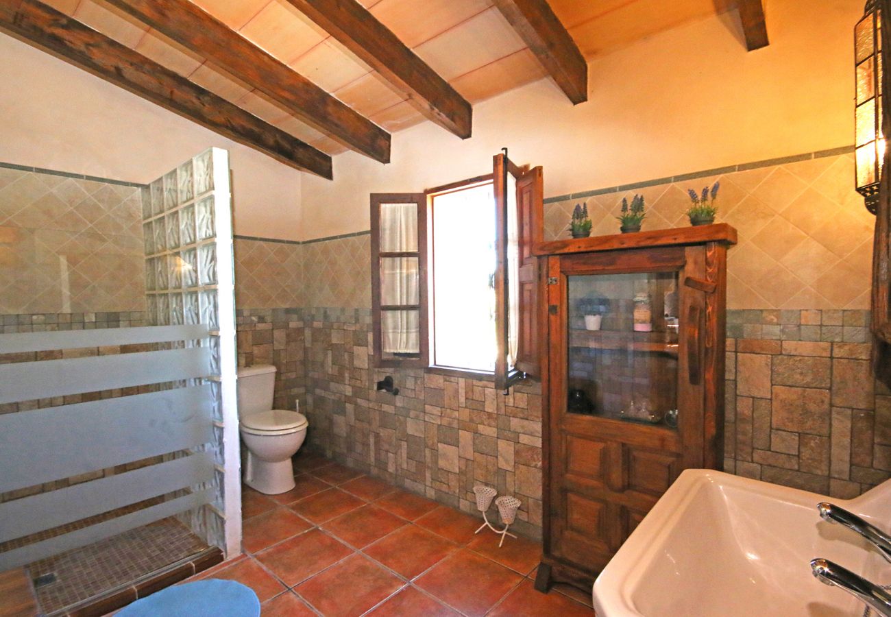 Bad mit Dusche der Finca Ses Terrasses in Porreres