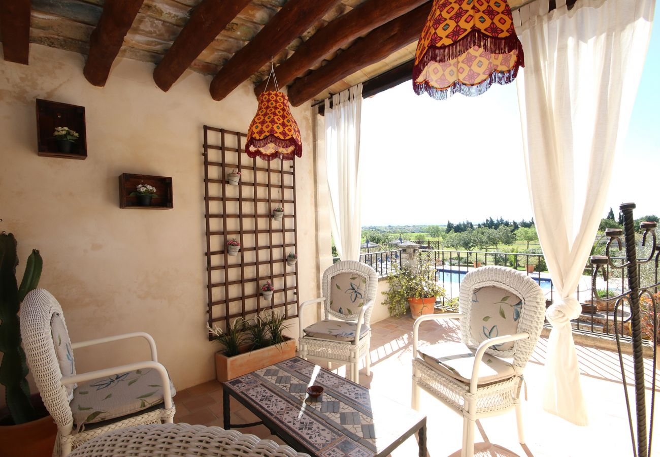 Sitzplatz auf überdachter Terrasse der Finca Ses Terrasses in Porreres
