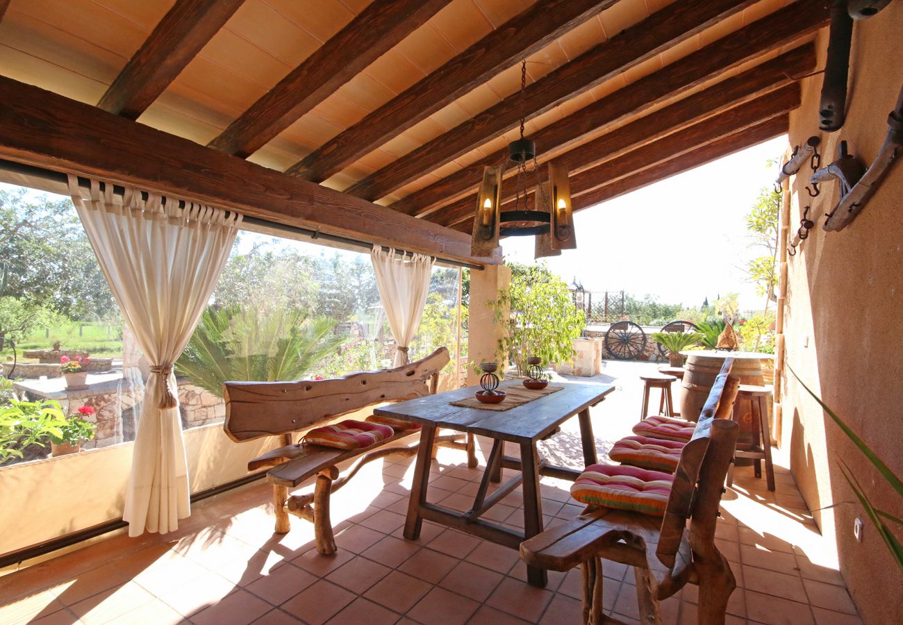 Sitzplatz auf überdachter Terrasse der Finca Ses Terrasses in Porreres