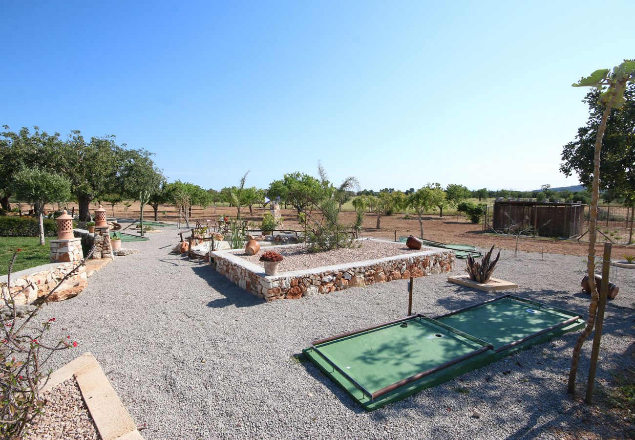 Außenbereich und Spielplatz der Finca Ses Terrasses in Porreres