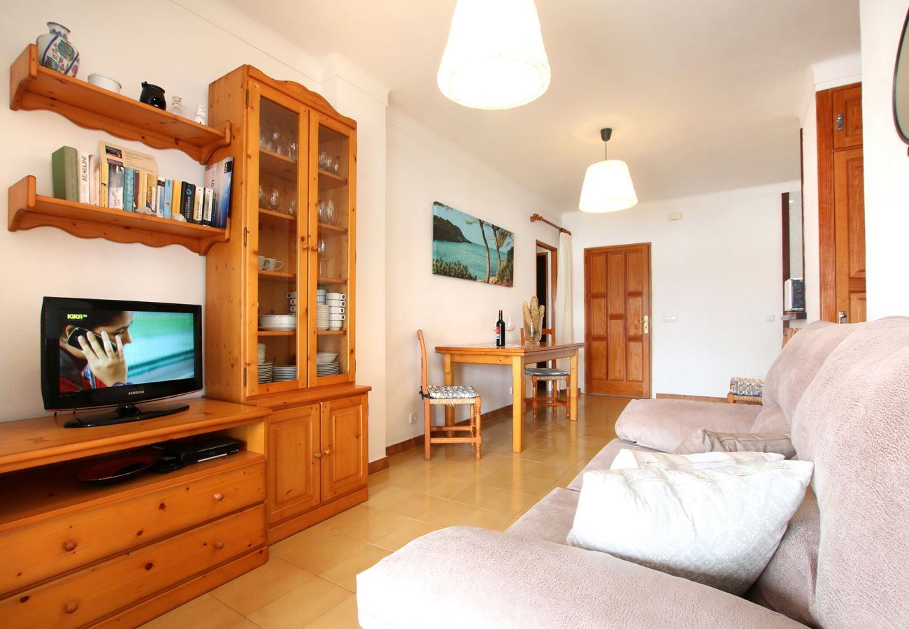 Wohnzimmer mit TV der Finca Casa Michaela in Porto Petro
