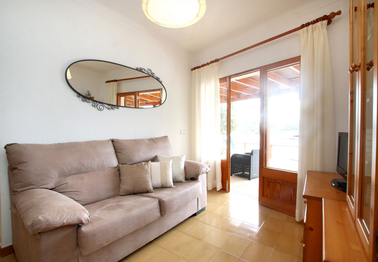 Wohnzimmer mit TV der Finca Casa Michaela in Porto Petro