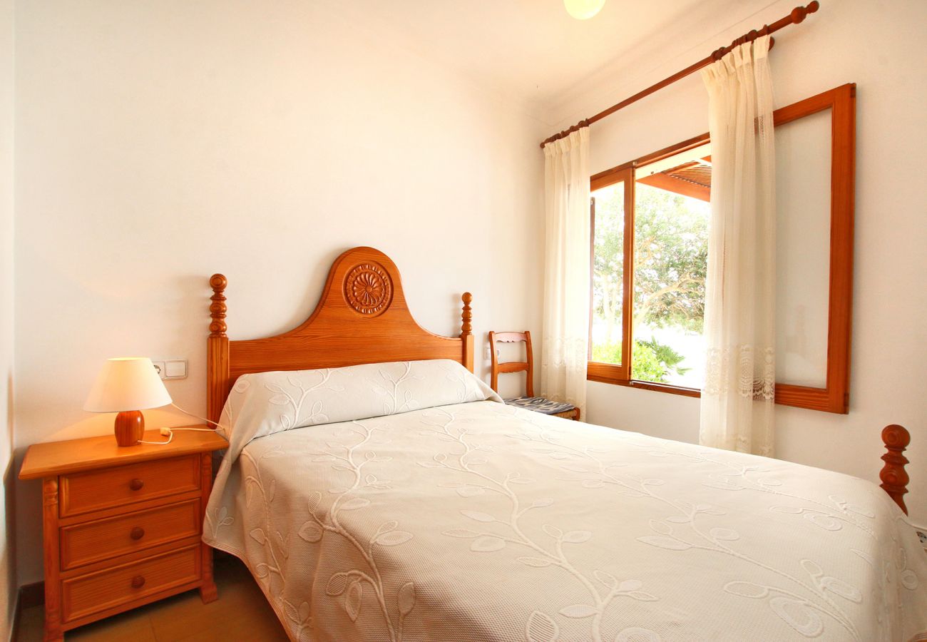 Schlafzimmer mit Doppelbett der Finca Casa Michaela in Porto Petro