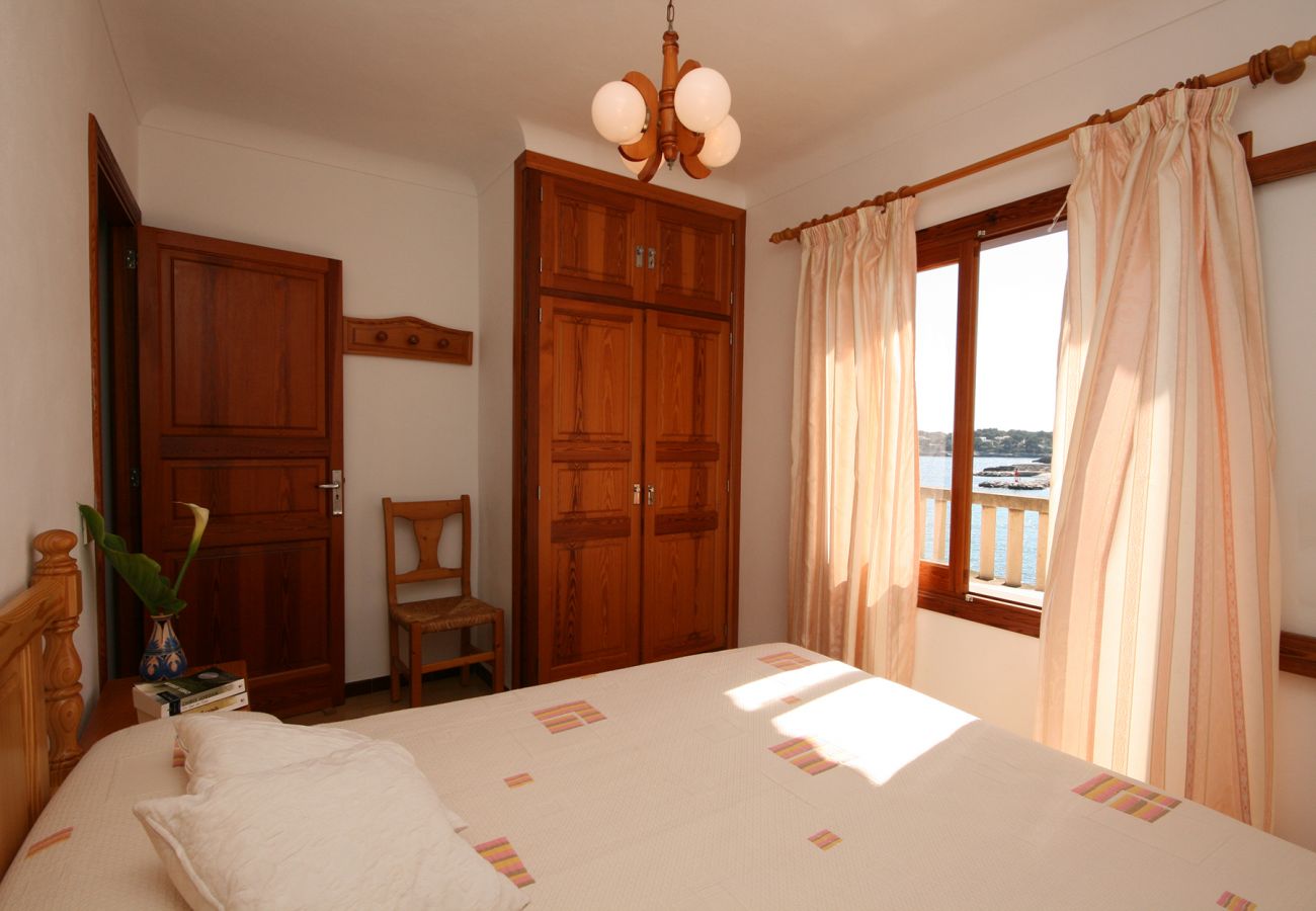 Schlafzimmer mit Doppelbett der Finca Casa Michaela in Porto Petro