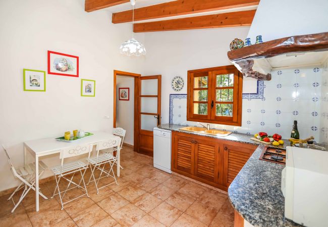 Küche und Esstisch der Finca Finca Navarro in Pollensa 