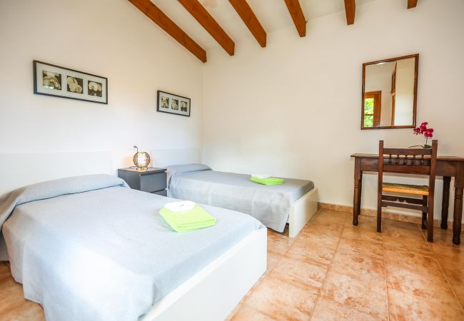 Schlafzimmer mit 2 Einzelbetten der Finca Finca Navarro in Pollensa 