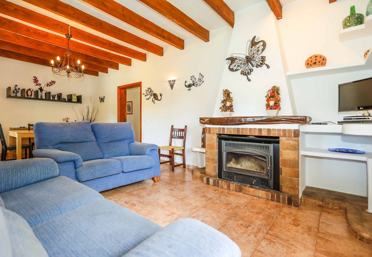 Wohnzimmer mit Kamin der Finca Finca Navarro in Pollensa 